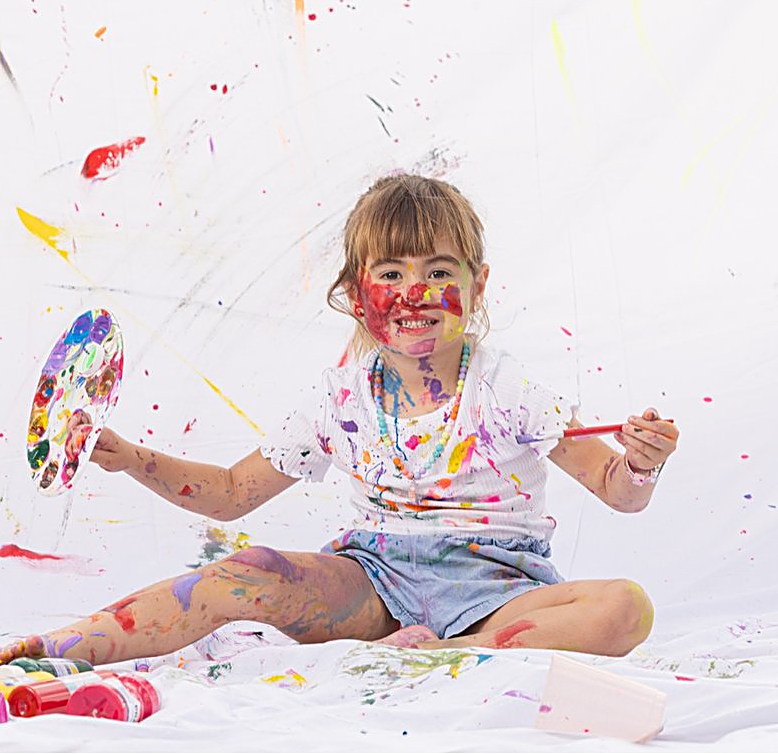 Niña cubierta de pintura en su Paint Day Party