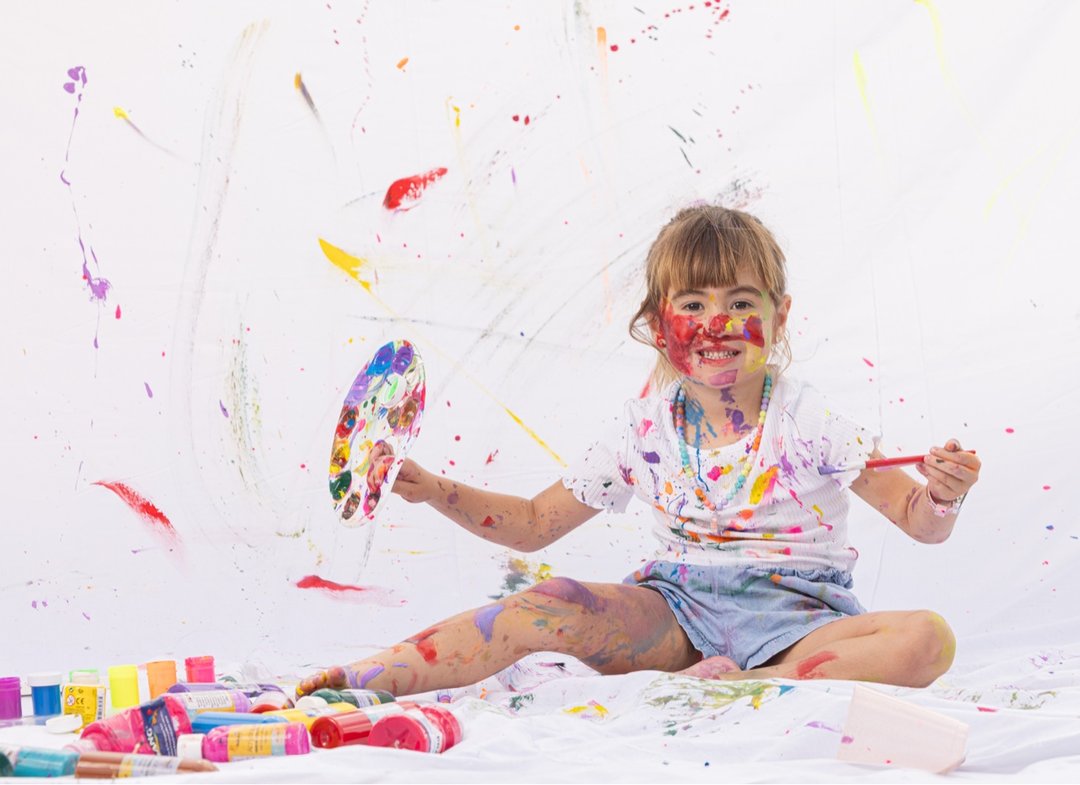 Niña cubierta de pintura en su Paint Day Party